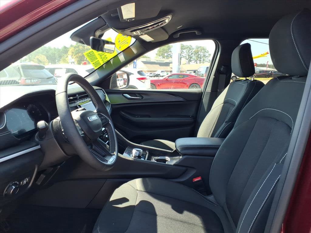Used 2025 Jeep Grand Cherokee Laredo w/ Luxury Tech Group I AWD/4WD image 7