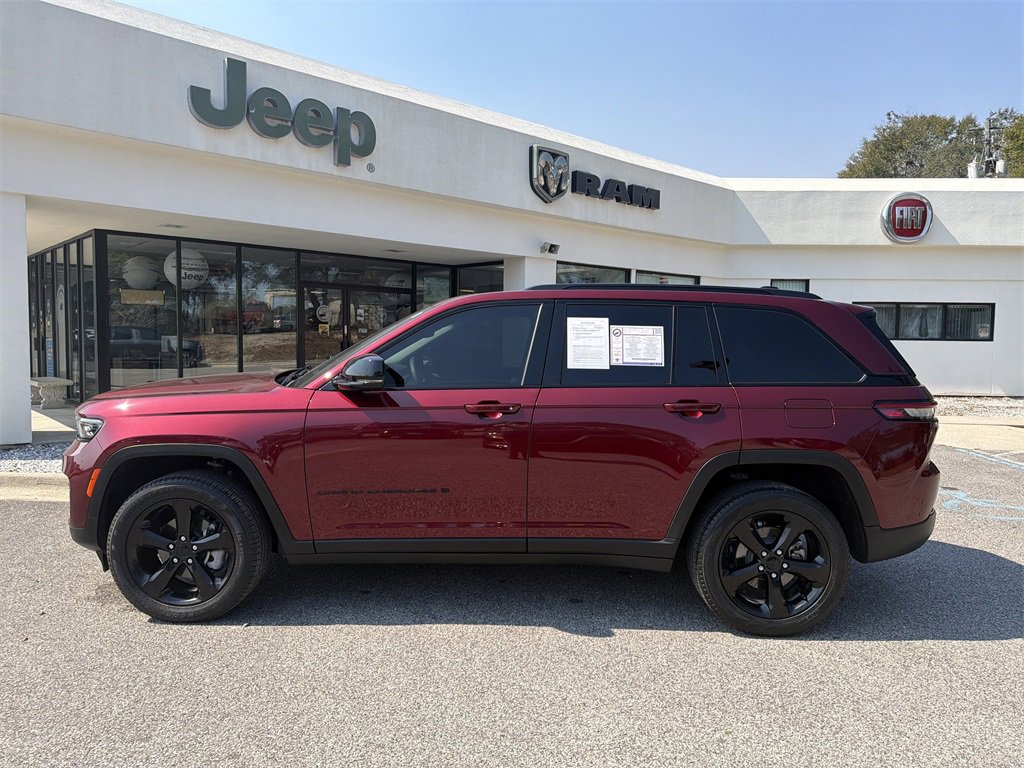 Used 2024 Jeep Grand Cherokee Limited w/ Black Appearance Package image 8