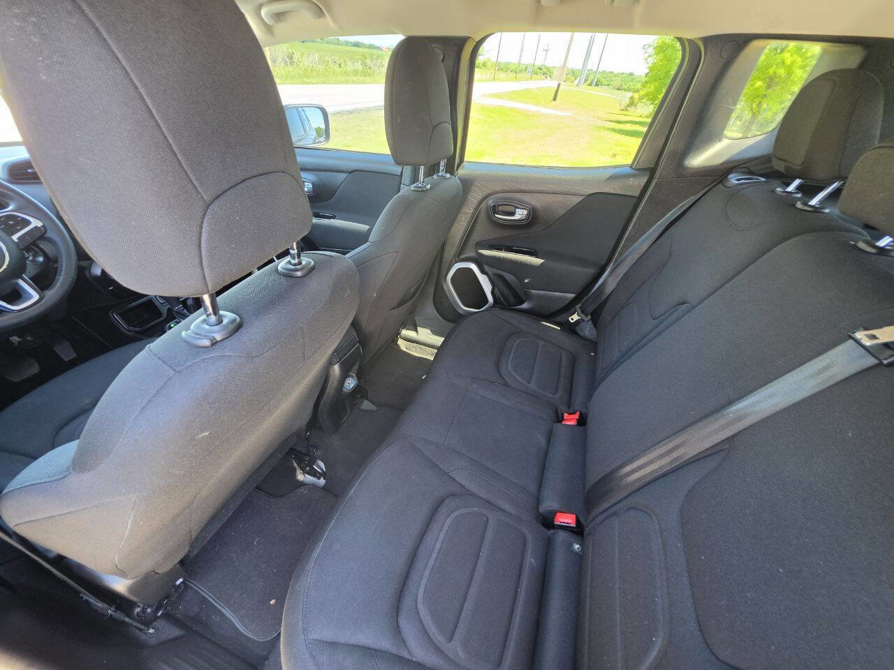 Used 2019 Jeep Renegade Latitude FWD image 4