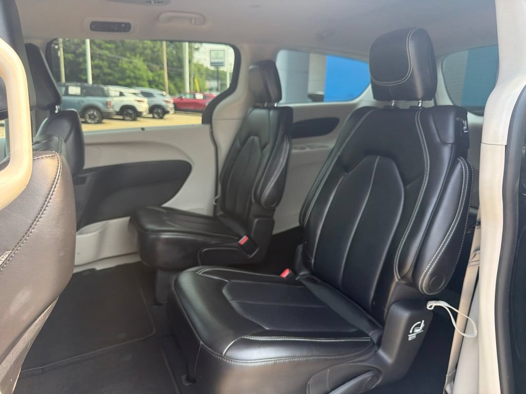 Used 2023 Chrysler Pacifica Touring-L FWD image 24