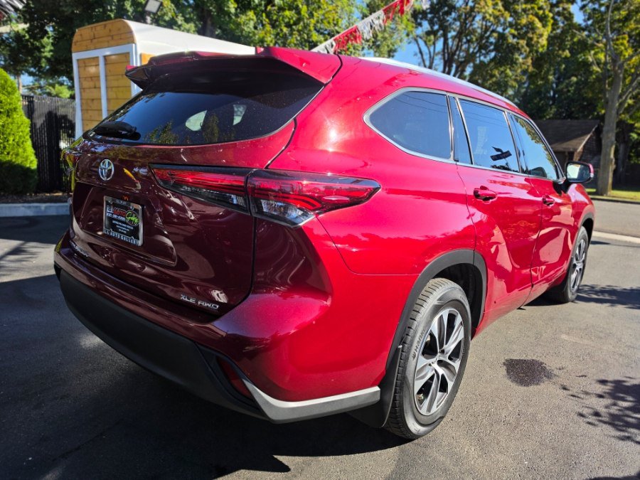 Used 2021 Toyota Highlander XLE AWD/4WD image 3
