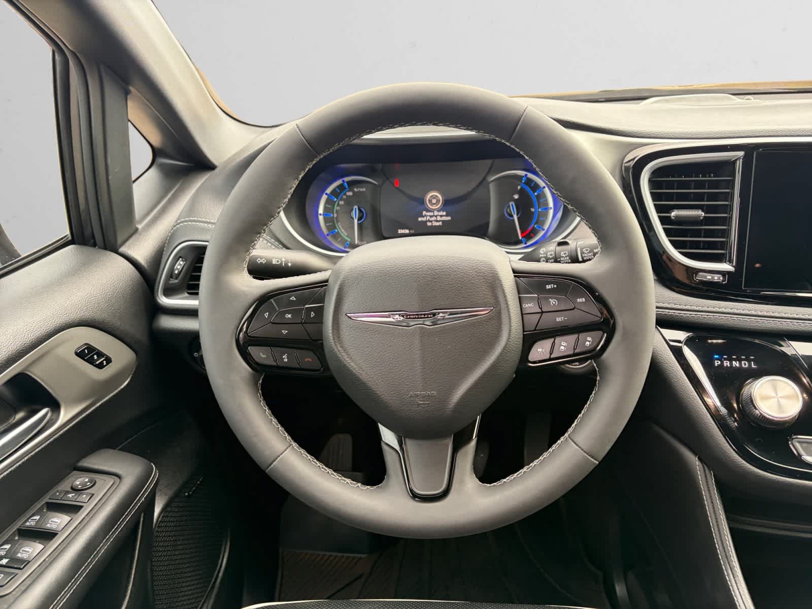 Used 2023 Chrysler Pacifica Limited w/ Uconnect Theater Family Group FWD image 19