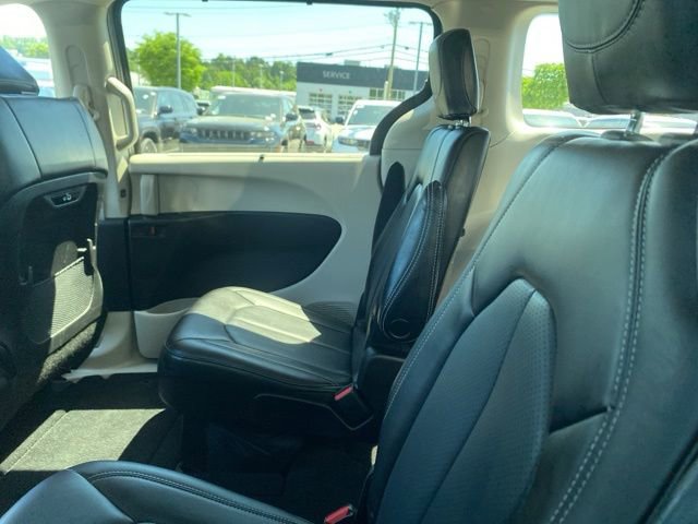 Used 2023 Chrysler Pacifica Touring-L FWD image 6