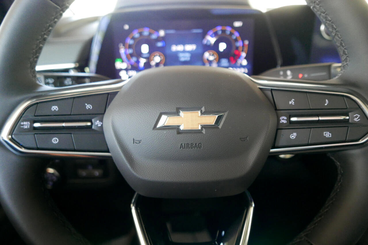 Used 2025 Chevrolet Suburban High Country image 12