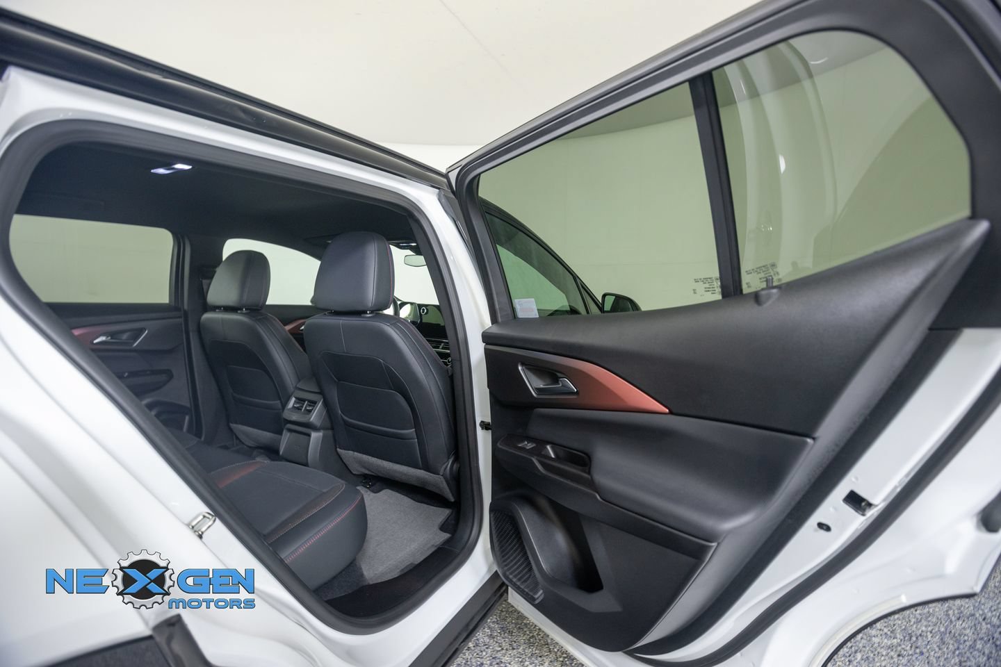Used 2024 Chevrolet Equinox EV RS FWD image 34