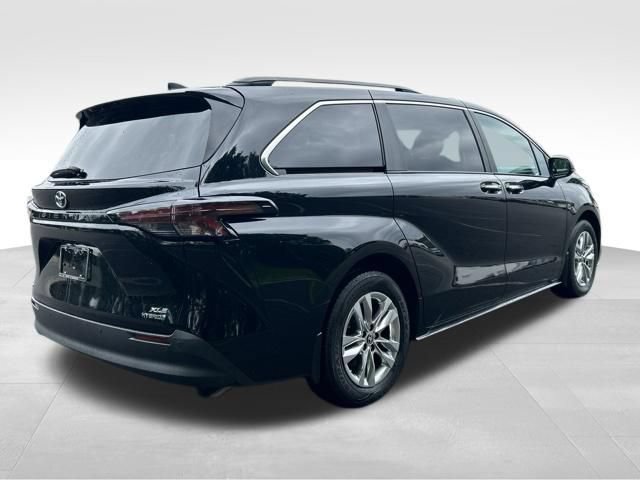 Used 2024 Toyota Sienna XLE w/ XLE Plus Package AWD/4WD image 10