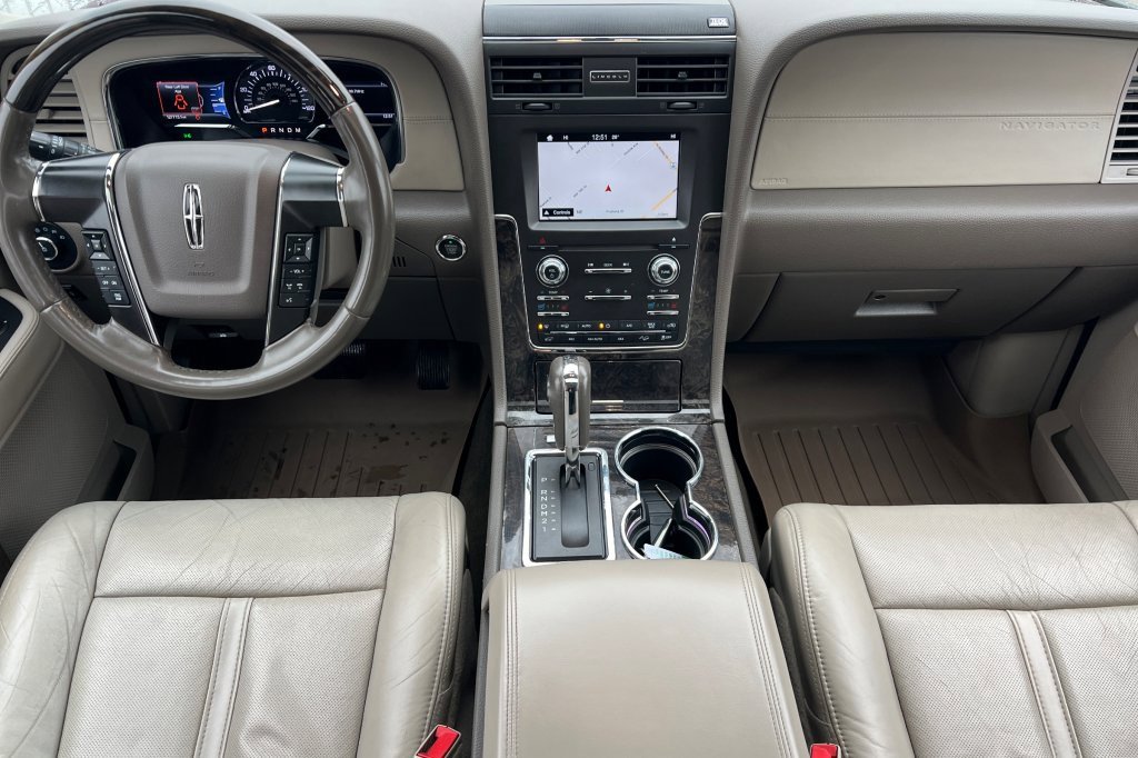 Used 2016 Lincoln Navigator Select image 10
