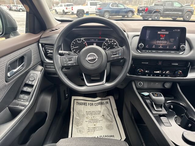 Used 2023 Nissan Rogue SV image 2