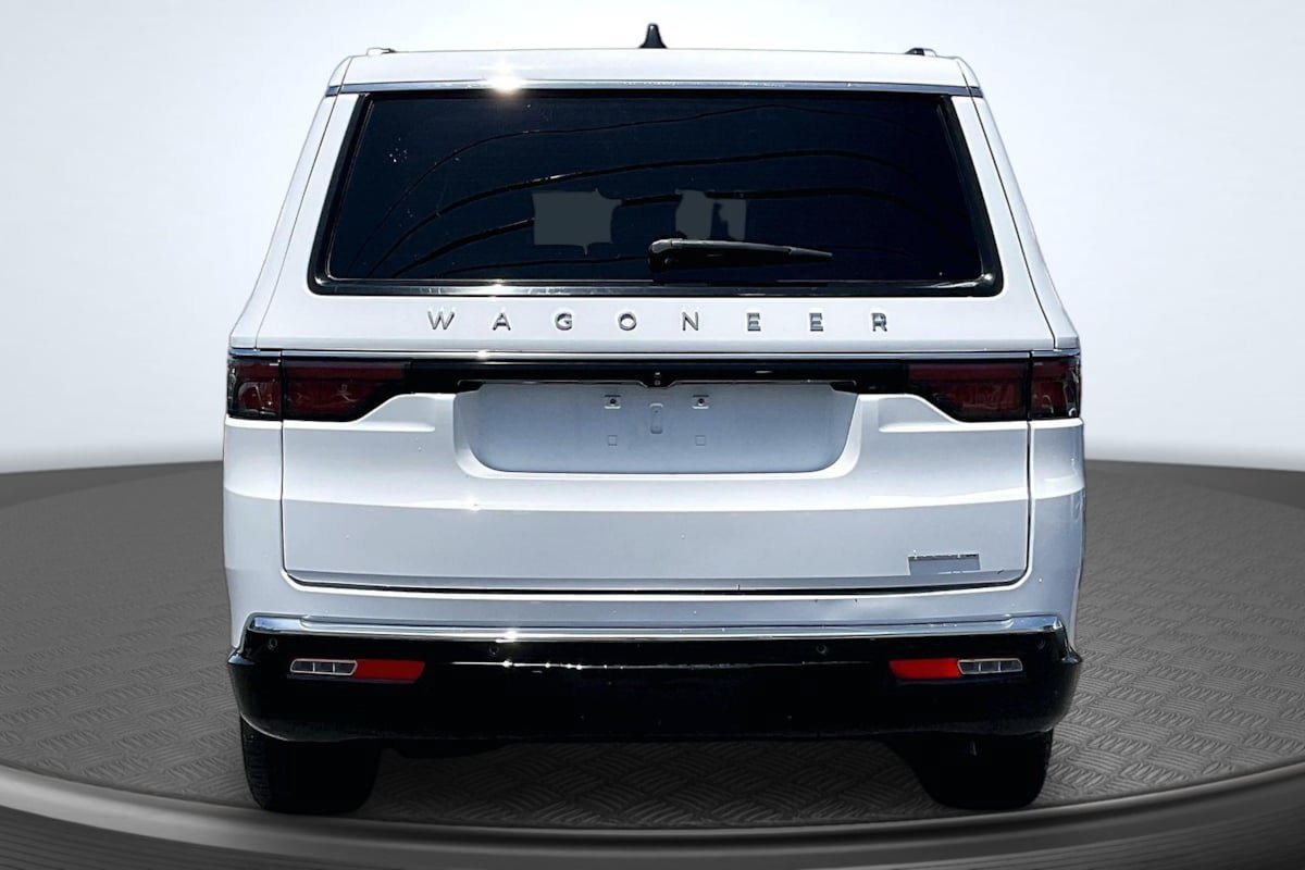 Used 2024 Jeep Wagoneer L Series II RWD image 4