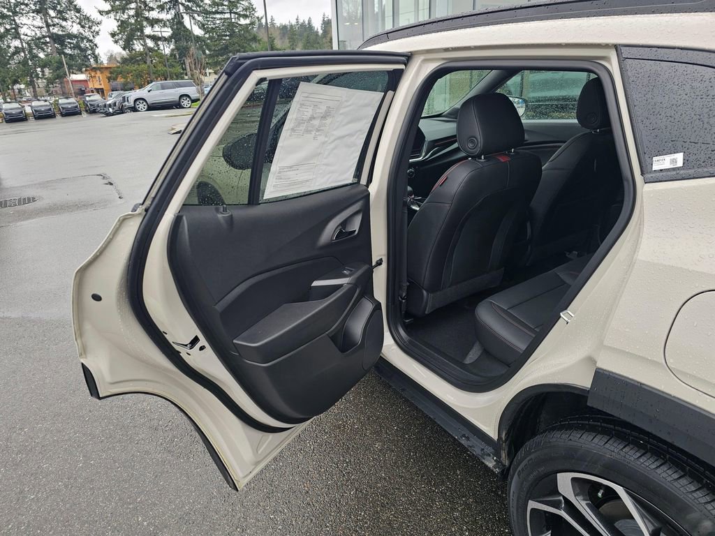 Used 2026 Chevrolet Trax RS w/ Sunroof Package image 15