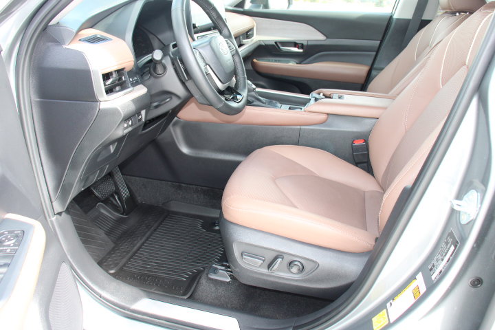 Certified 2025 Toyota Grand Highlander AWD image 12