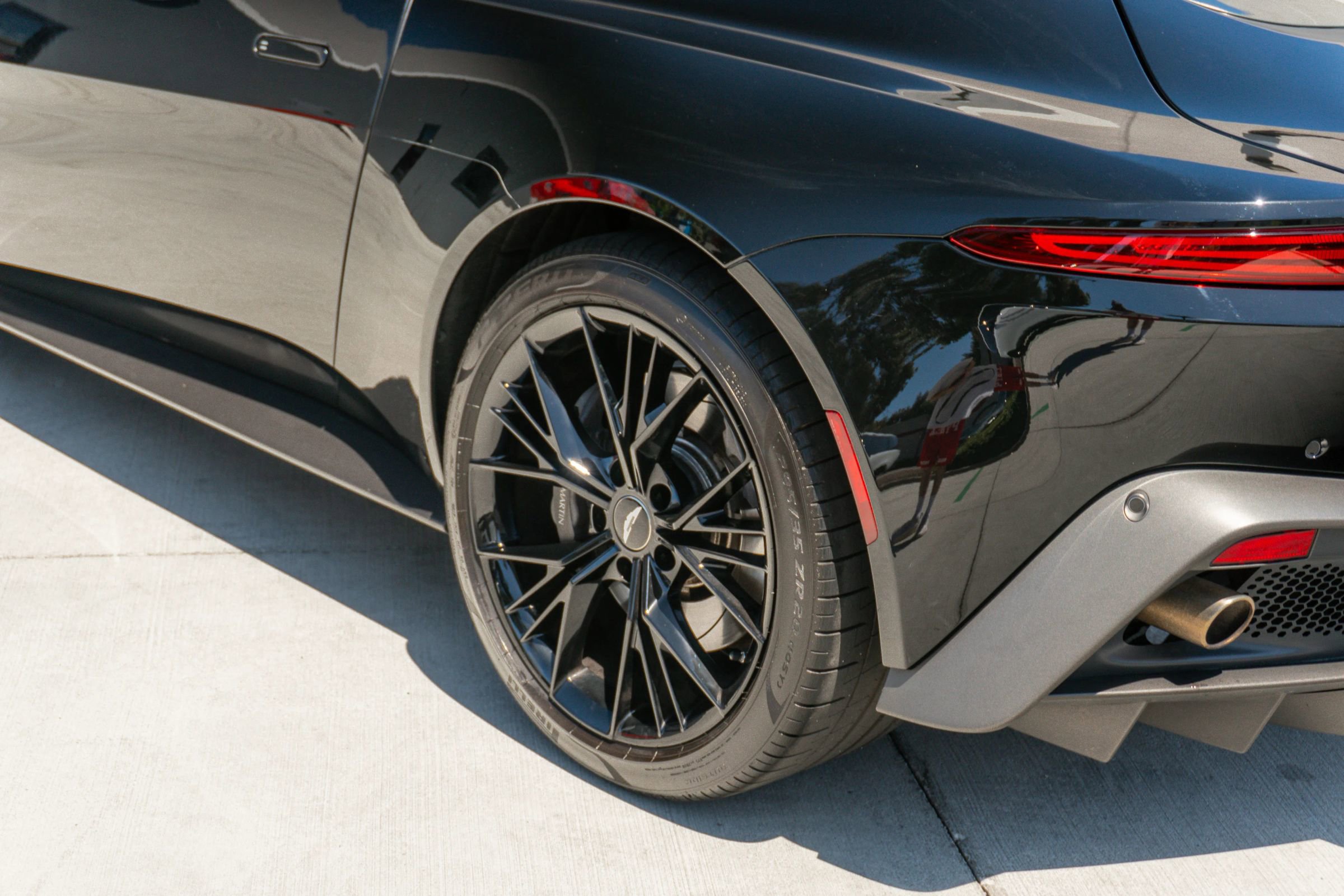 Used 2020 Aston Martin V8 Vantage Coupe image 39