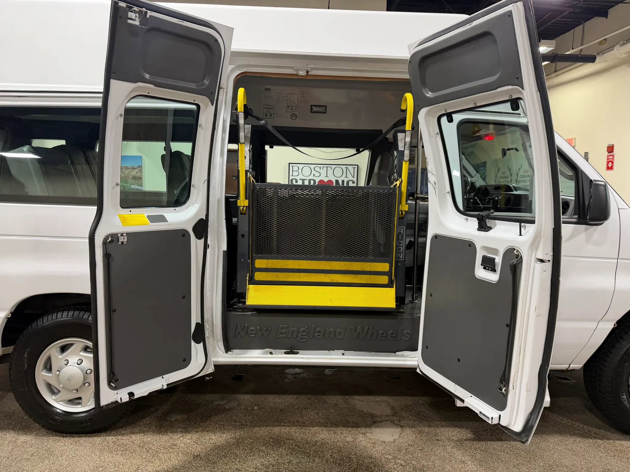 Used 2014 Ford E-250 and Econoline 250 Extended w/ Power Group RWD image 21