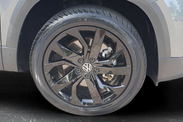 Certified 2024 Volkswagen Taos SE w/ Panoramic Sunroof Package FWD image 11