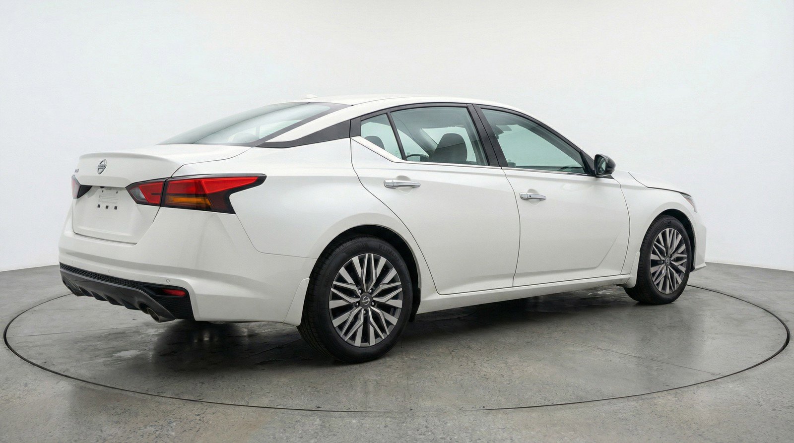 Used 2025 Nissan Altima 2.5 SV FWD image 9