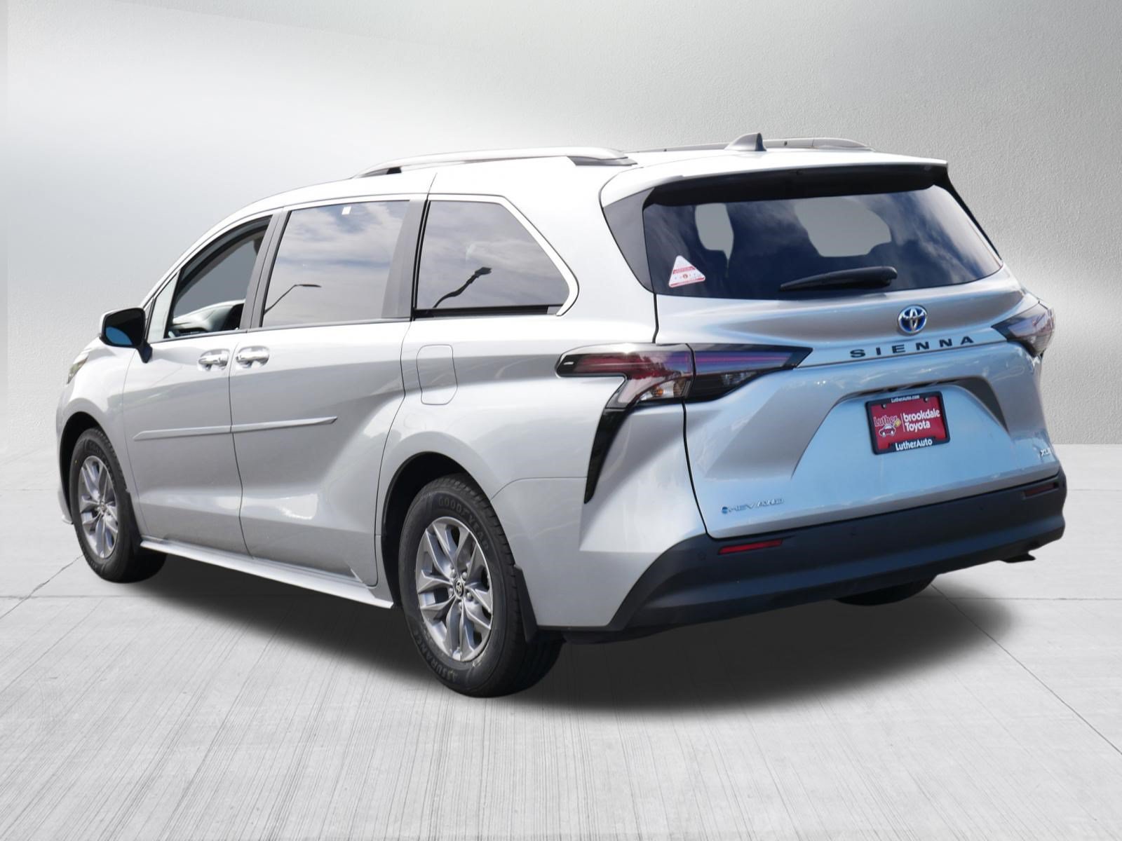 Used 2025 Toyota Sienna XLE w/ XLE Plus Package AWD/4WD image 5