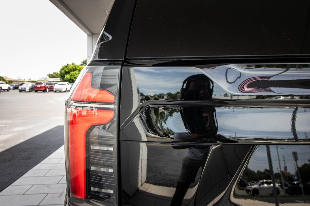 Used 2025 Chevrolet Suburban LT RWD image 12