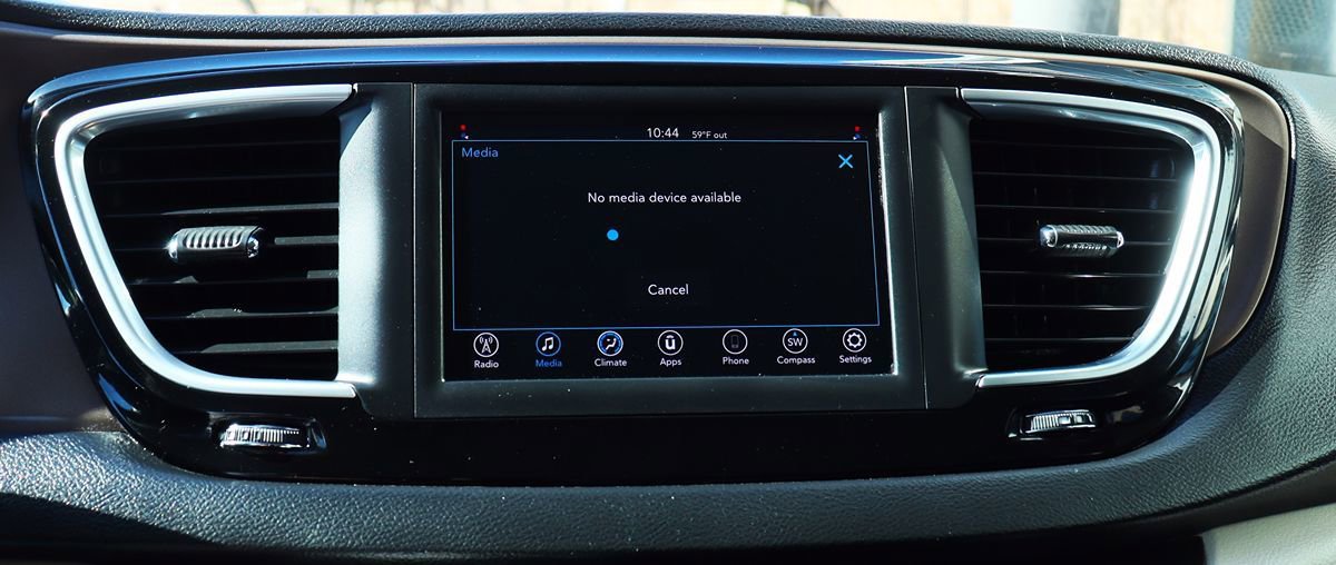 Used 2020 Chrysler Voyager L FWD image 49