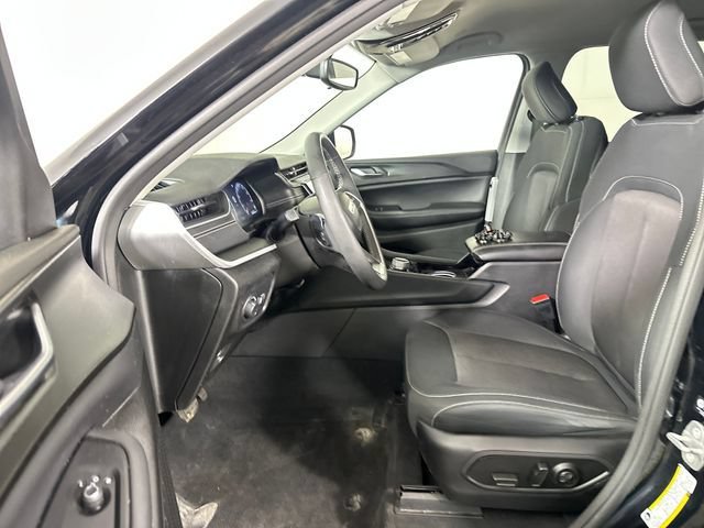 Used 2023 Jeep Grand Cherokee Laredo w/ Luxury Tech Group I AWD/4WD image 11