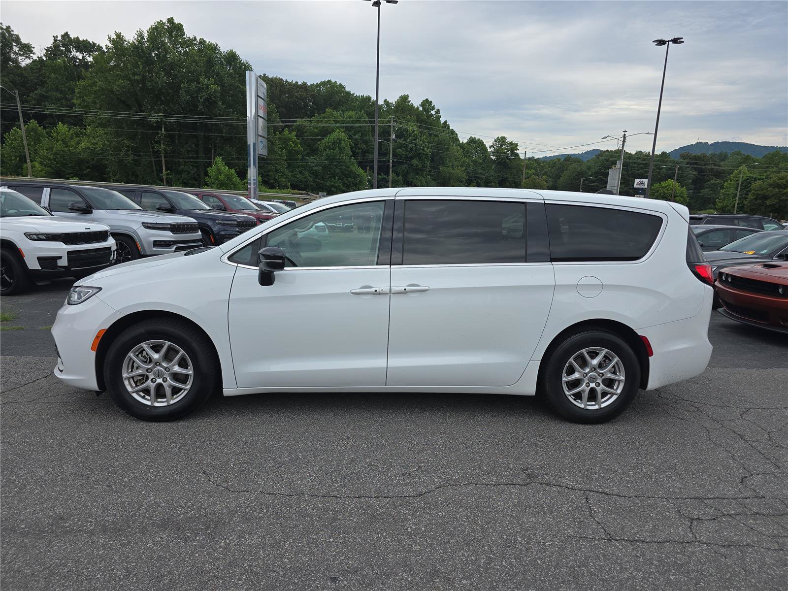 Used 2024 Chrysler Pacifica Touring-L FWD image 6