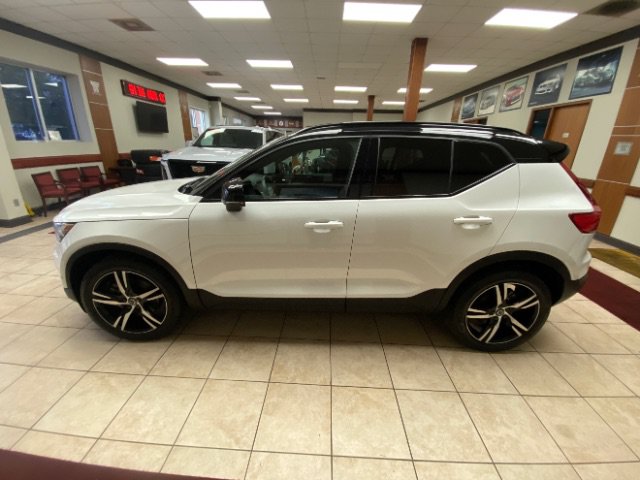 Used 2022 Volvo XC40 T5 R-Design AWD/4WD image 2