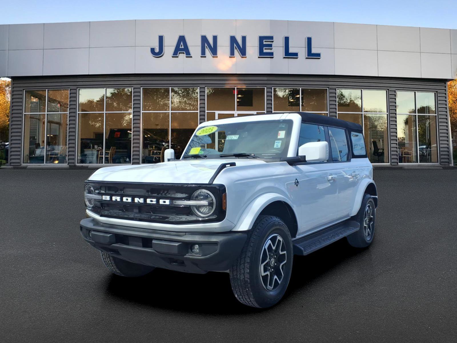 Used 2025 Ford Bronco Outer Banks image 1