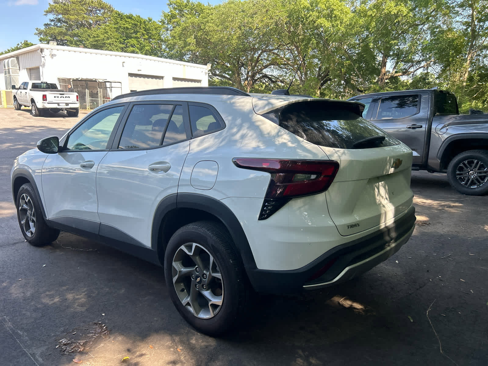 Used 2025 Chevrolet Trax LT w/ LT Convenience Package FWD image 6