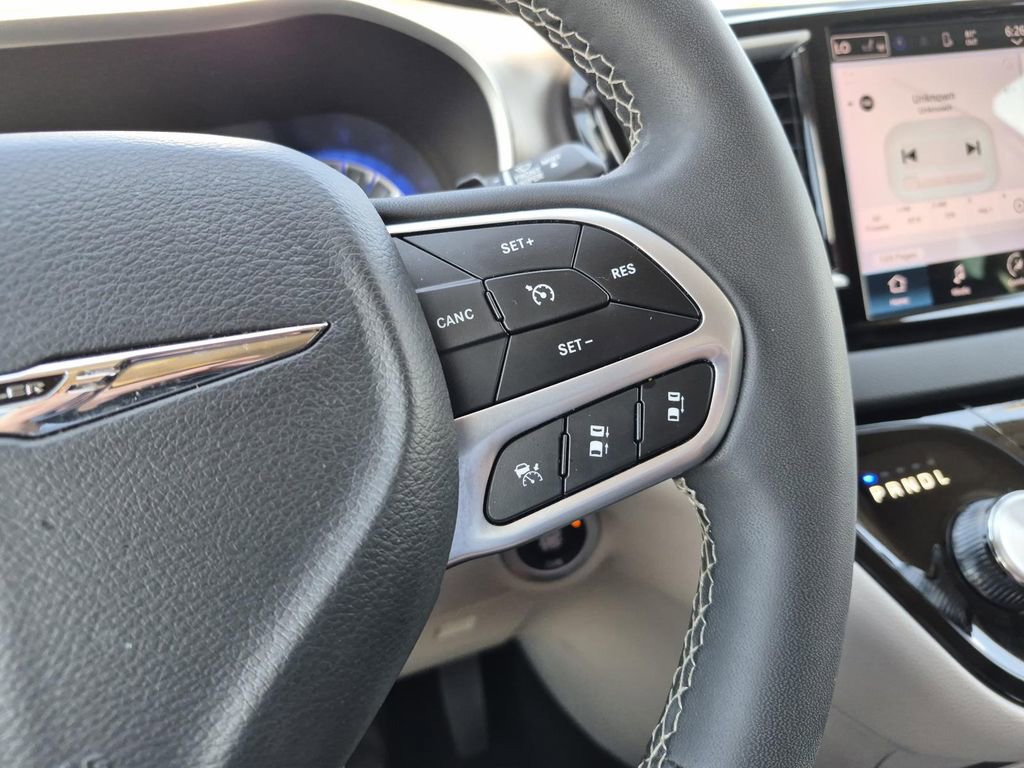 Used 2024 Chrysler Pacifica Touring-L FWD image 21