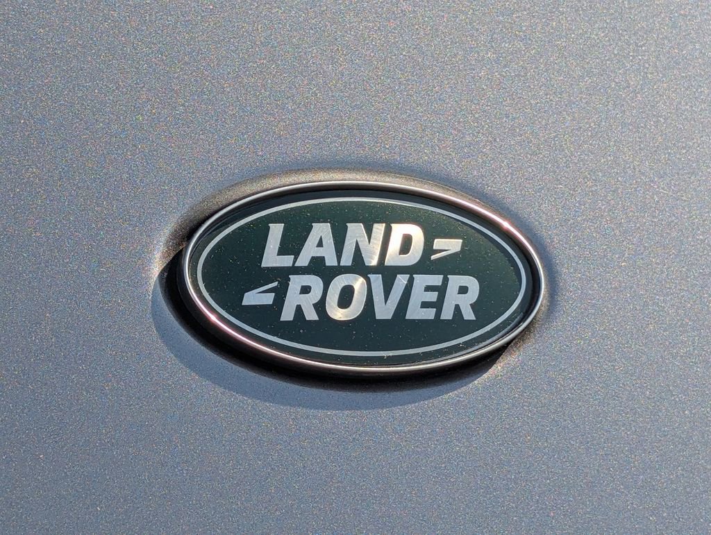 Used 2025 Land Rover Discovery Dynamic SE AWD/4WD image 14