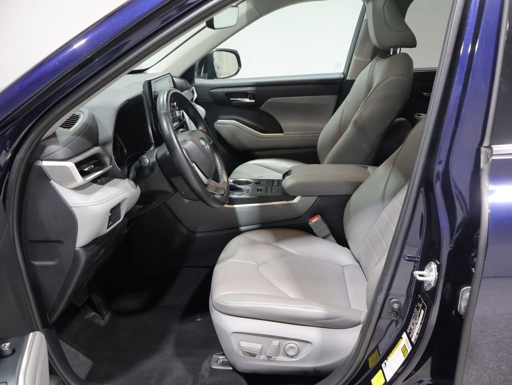 Used 2022 Toyota Highlander XLE AWD/4WD image 10