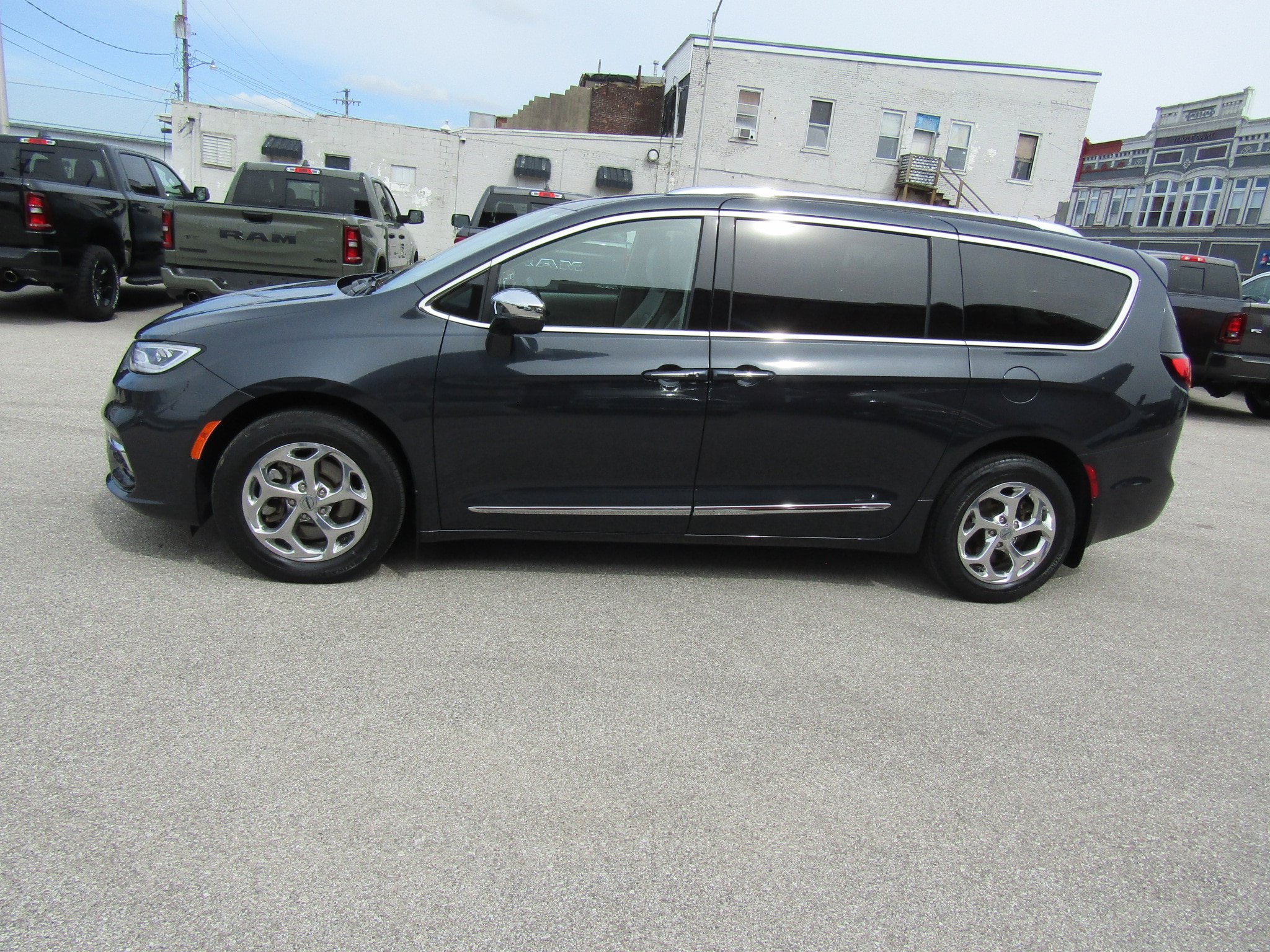 Used 2021 Chrysler Pacifica Limited w/ Premium & Safety Sphere Group AWD/4WD image 6