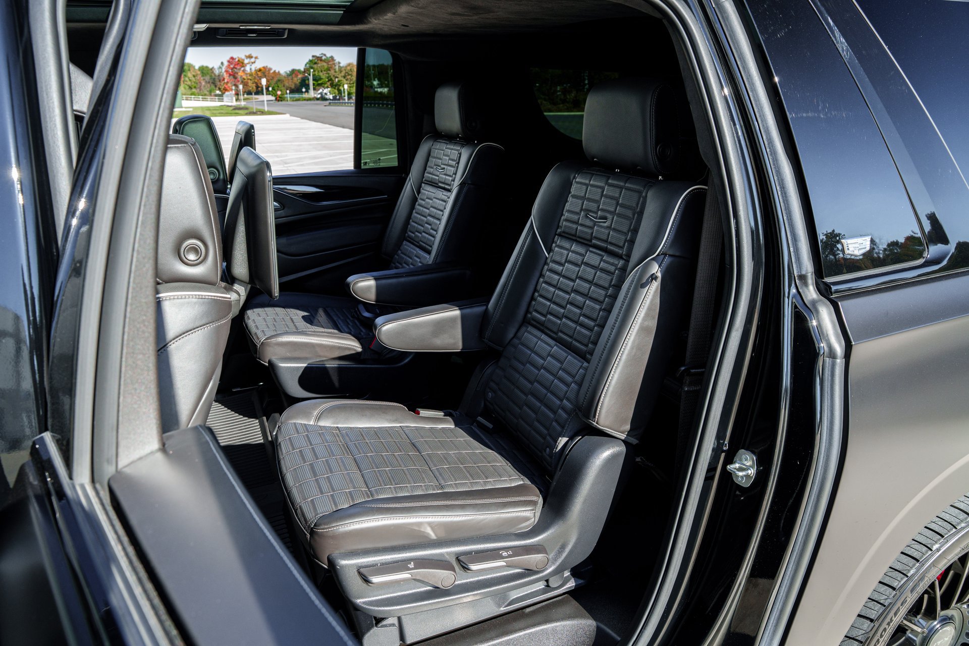 Used 2024 Cadillac Escalade ESV V w/ LPO, Floor Liner Package AWD/4WD image 37