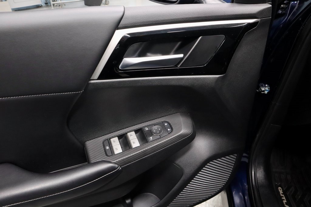 Used 2022 Mitsubishi Outlander SE image 24