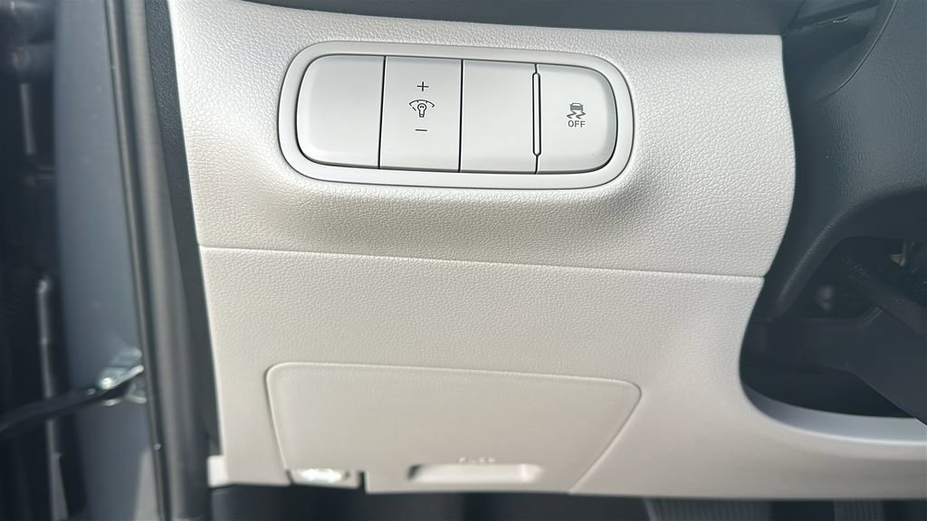 Used 2025 Hyundai Venue SEL FWD image 21