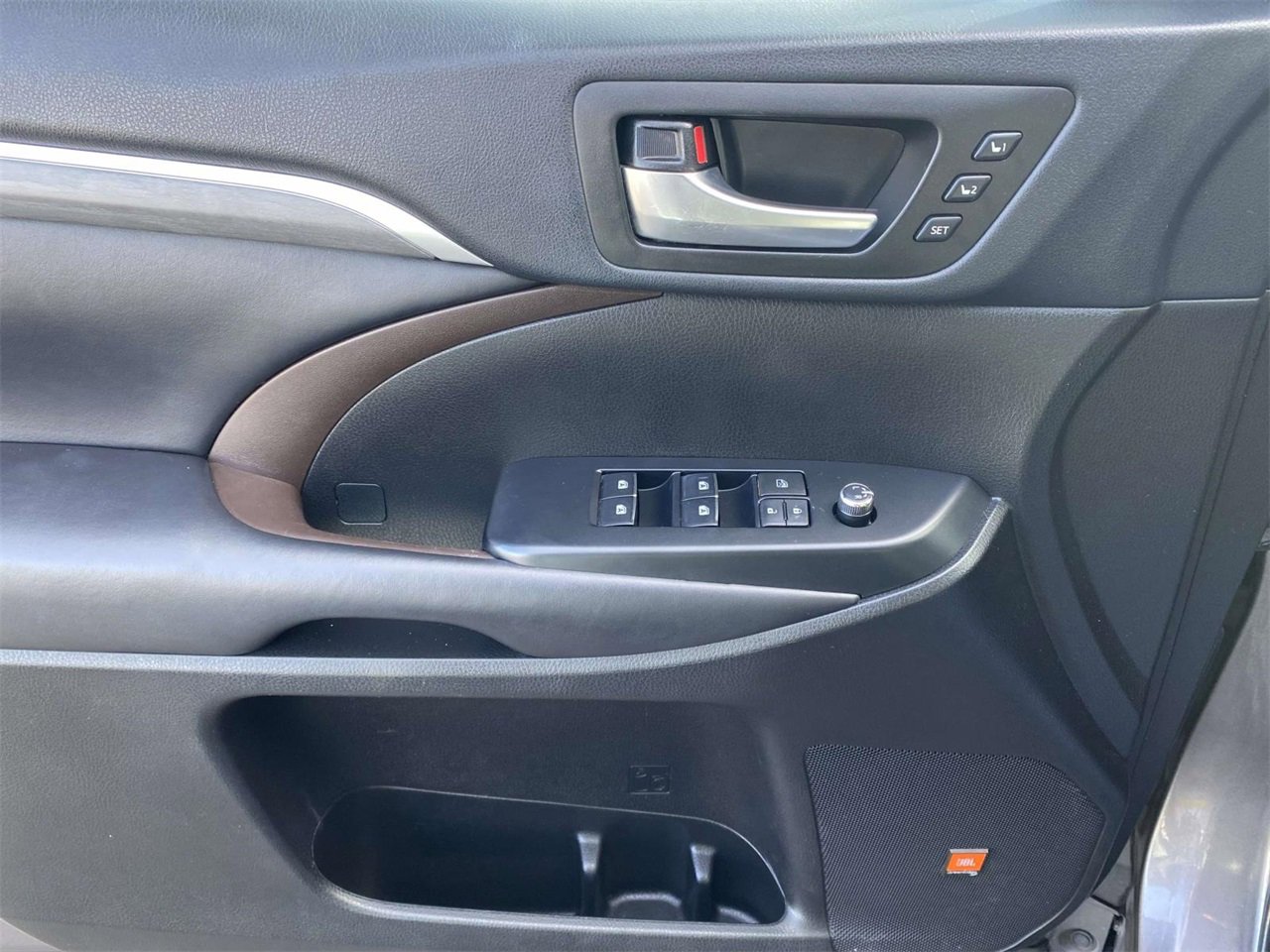 Used 2019 Toyota Highlander AWD V6 image 18
