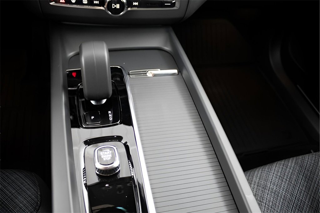 Certified 2025 Volvo XC60 B5 Core w/ Protection Package Premier image 24