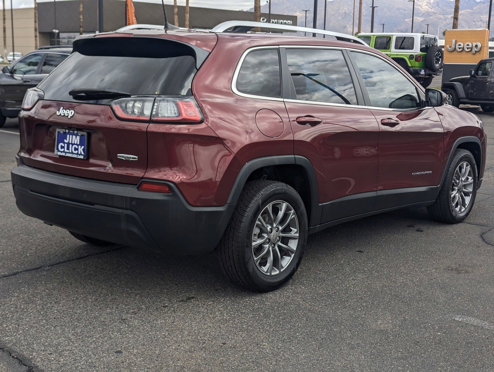 Used 2019 Jeep Cherokee Latitude Plus FWD image 2