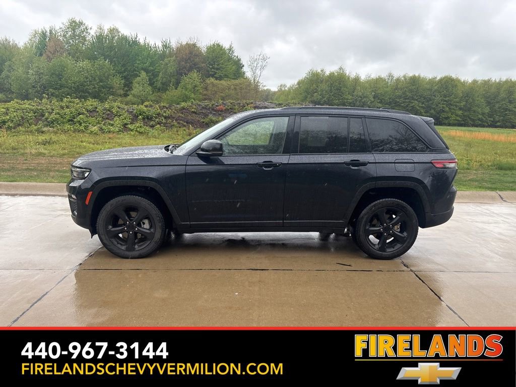 Used 2023 Jeep Grand Cherokee Limited w/ Black Appearance Package AWD/4WD image 6