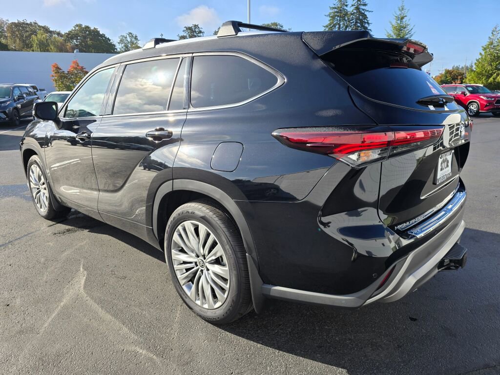 Used 2024 Toyota Highlander Platinum image 5