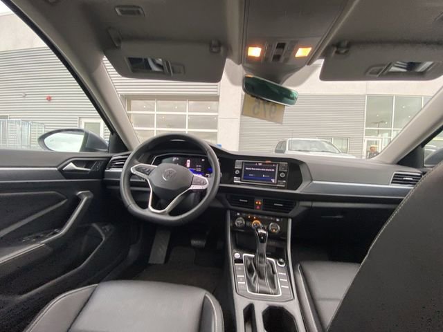 Used 2024 Volkswagen Jetta SE FWD image 5