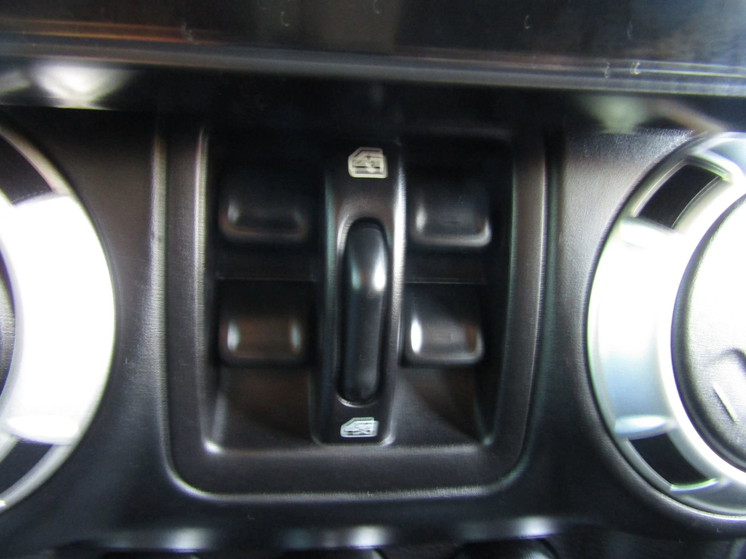 Used 2017 Jeep Wrangler Unlimited Sahara w/ Connectivity Group AWD/4WD image 22