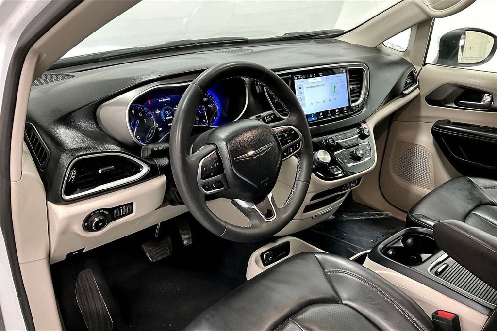 Used 2023 Chrysler Pacifica Touring-L FWD image 16