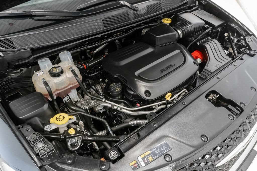 Used 2023 Chrysler Pacifica Touring-L FWD image 4