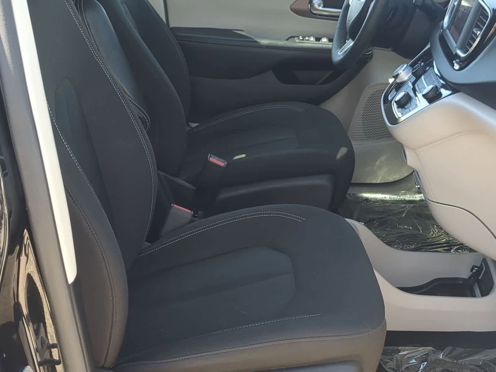 Used 2022 Chrysler Voyager LX FWD image 21