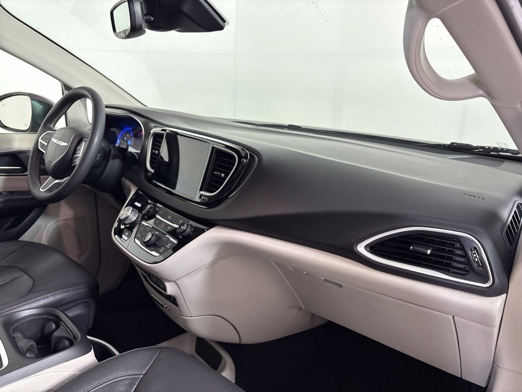 Used 2022 Chrysler Pacifica Touring-L FWD image 13
