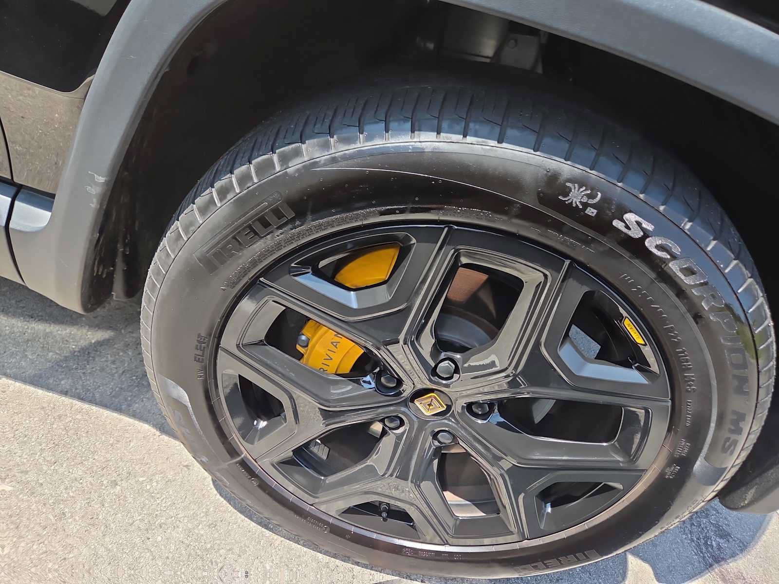 Used 2025 Rivian R1S Premium AWD/4WD image 4