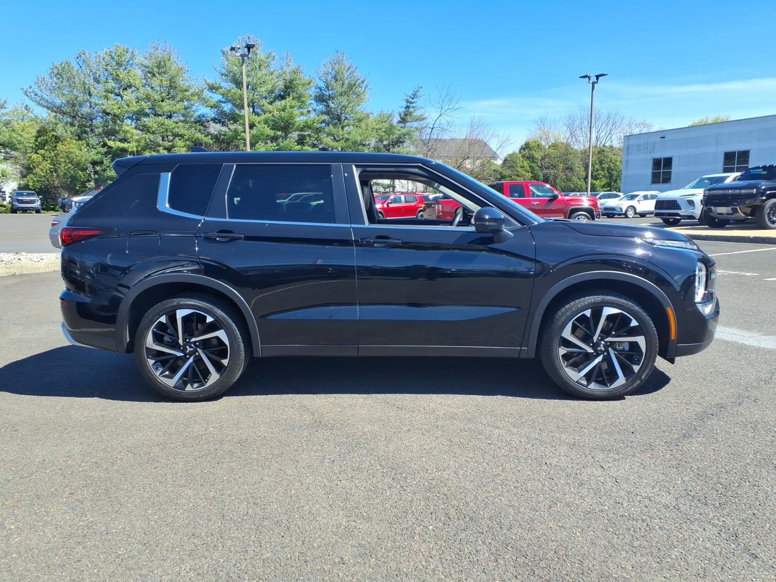 Used 2023 Mitsubishi Outlander SE image 2