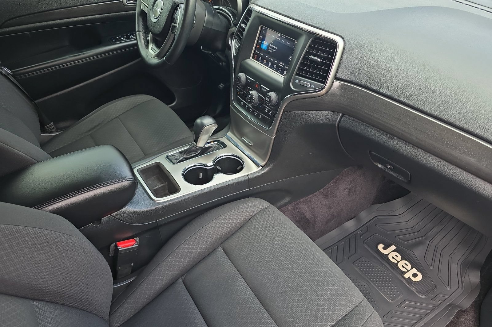 Used 2018 Jeep Grand Cherokee Laredo AWD/4WD image 16