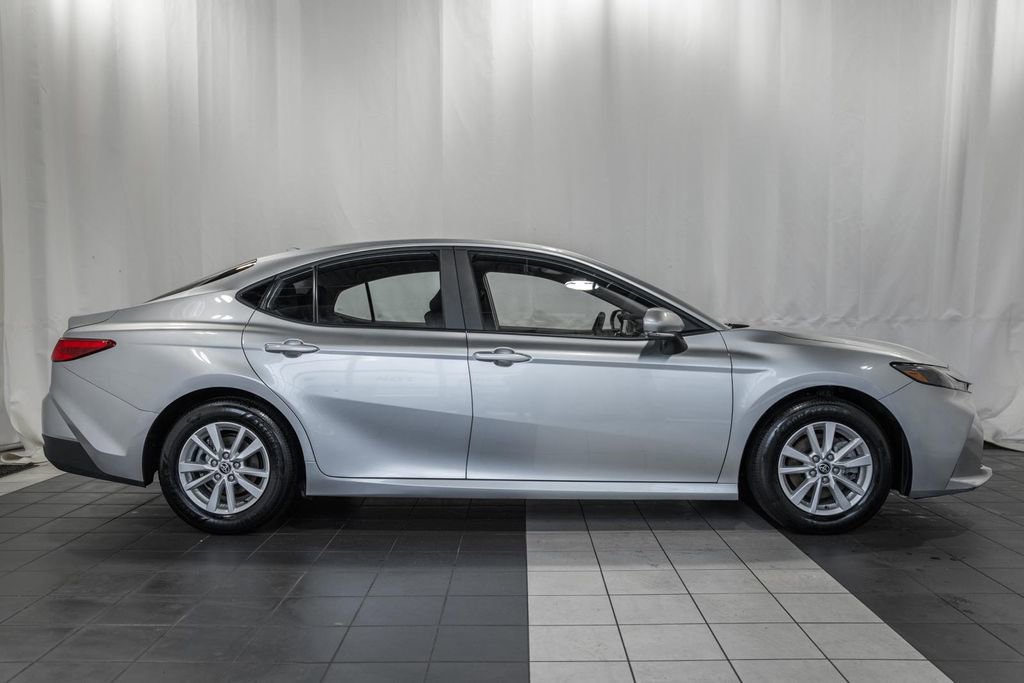 Used 2025 Toyota Camry LE image 3