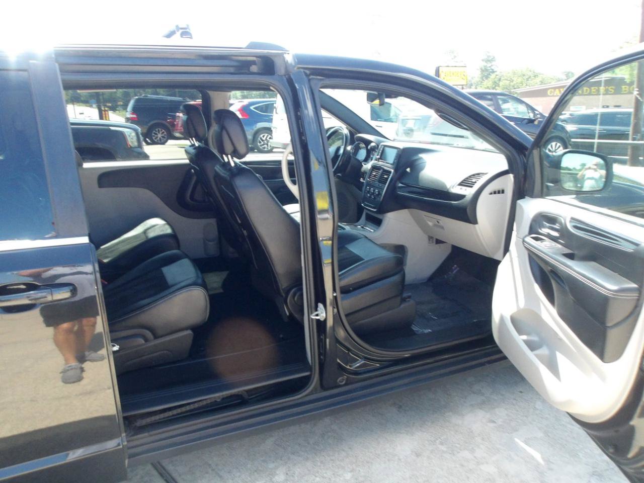 Used 2019 Dodge Grand Caravan SXT FWD image 6